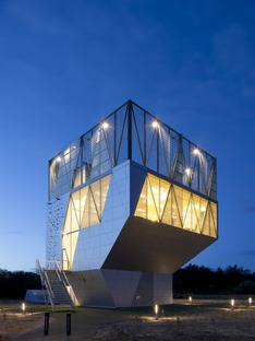 Ein Mini-Sportturm mit Aluminiumfassade von Dorte Mandrup
